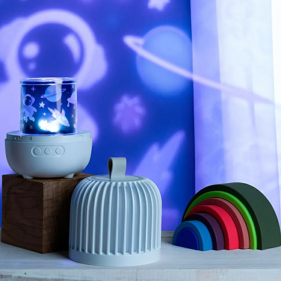 Natlampe med projektor og musik